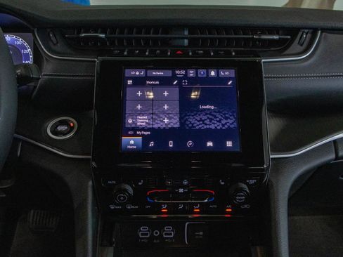 Used 2025 Jeep Grand Cherokee Altitude AWD/4WD image 4