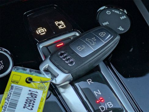 Used 2023 Audi Q4 e-tron Prestige image 32