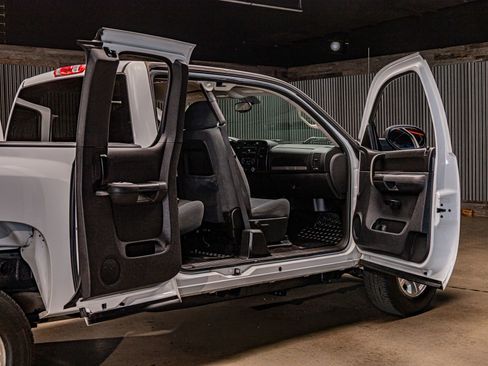 Used 2009 Chevrolet Silverado 2500 LT w/ Interior Plus Package RWD image 25