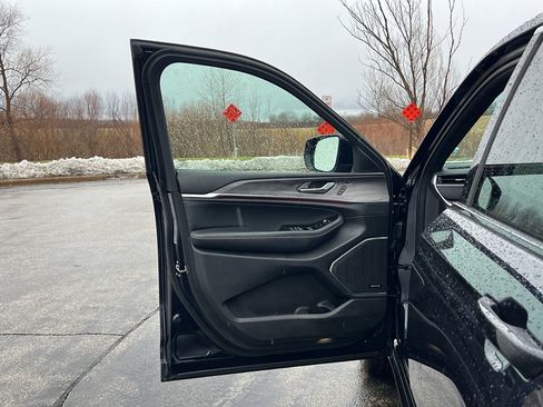 Used 2024 Jeep Grand Cherokee Overland w/ Adv Protech Group III image 11