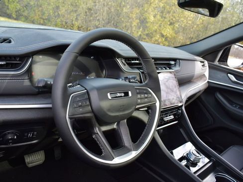 New 2025 Jeep Grand Cherokee Limited w/ Trailer Tow Package image 11