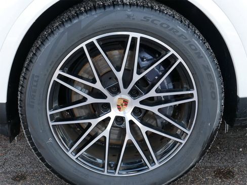 Used 2025 Porsche Cayenne image 7