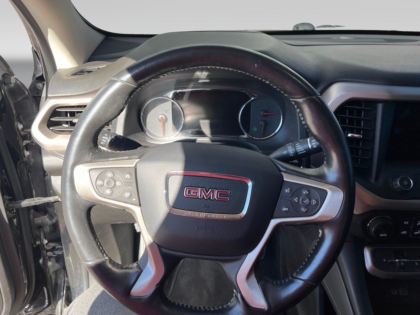 Used 2020 GMC Acadia Denali w/ Denali Ultimate Package AWD/4WD image 13