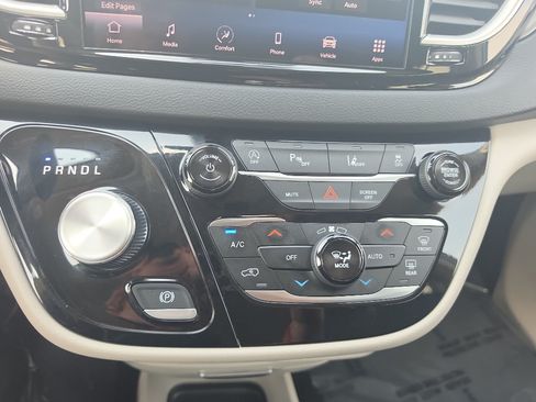 Used 2024 Chrysler Pacifica Touring-L FWD image 27
