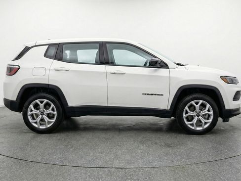 Used 2025 Jeep Compass Latitude image 11