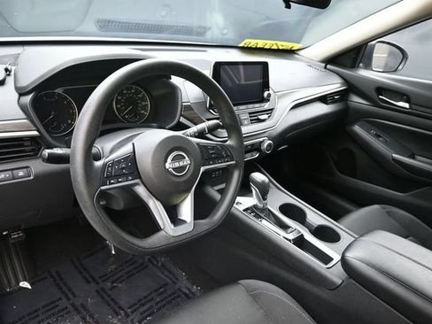 Used 2025 Nissan Altima 2.5 SV FWD image 17