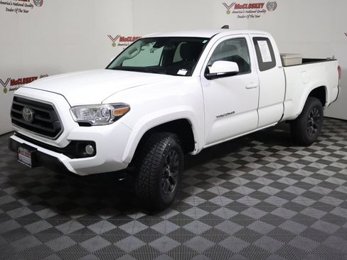 Used 2020 Toyota Tacoma SR5 AWD/4WD image 16