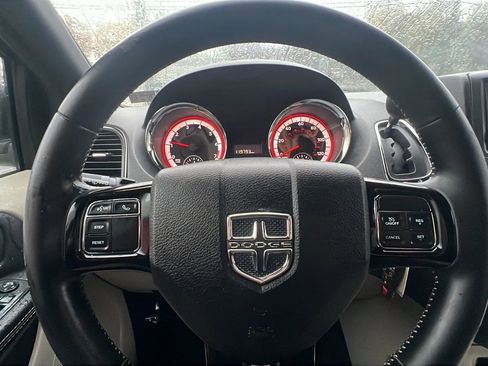 Used 2017 Dodge Grand Caravan SXT image 13