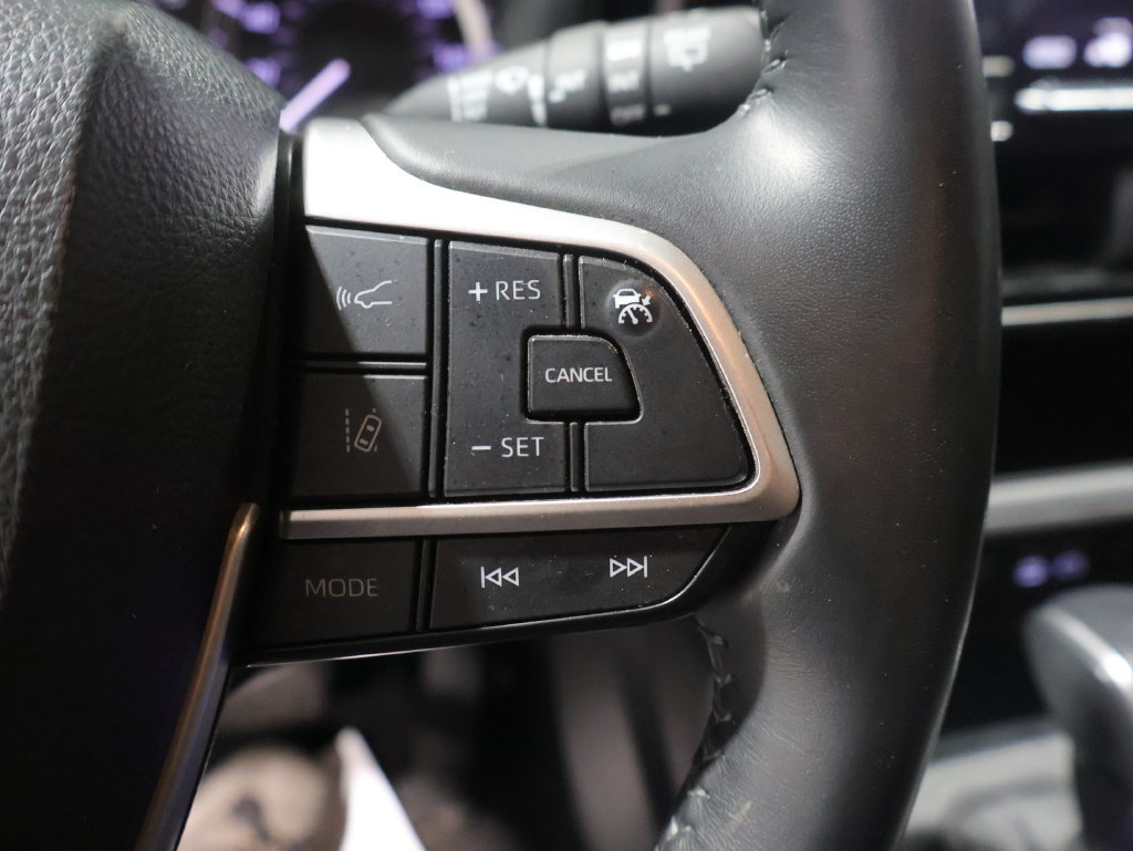 Used 2024 Toyota Highlander LE FWD image 34