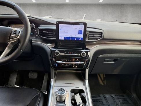 Certified 2022 Ford Explorer Limited w/ Equipment Group 301A image 3