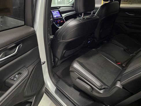 Used 2023 Jeep Grand Cherokee L Laredo AWD/4WD image 28