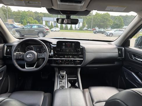 Used 2025 Nissan Pathfinder SL AWD/4WD image 8
