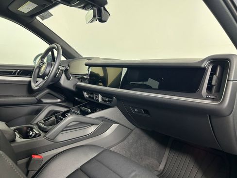 Used 2025 Porsche Cayenne AWD/4WD image 21