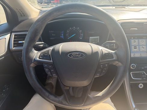 Used 2018 Ford Fusion SE w/ Fusion SE Technology Package image 12