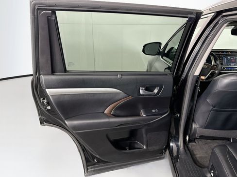 Used 2018 Toyota Highlander XLE FWD image 25