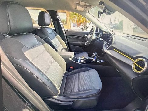 Used 2025 Chevrolet Trax LT FWD image 8
