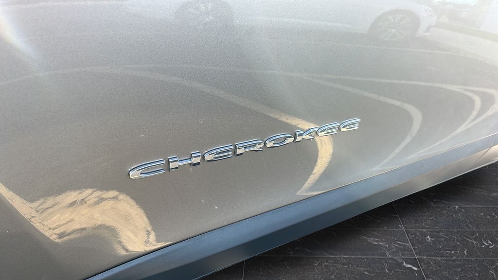 Used 2019 Jeep Cherokee Latitude Plus w/ Comfort/Convenience Group FWD image 36