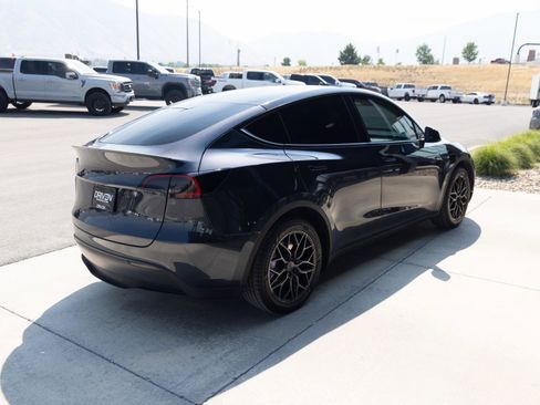 Used 2024 Tesla Model Y Long Range AWD/4WD image 8