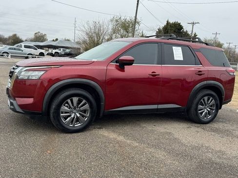 Used 2023 Nissan Pathfinder SV image 3