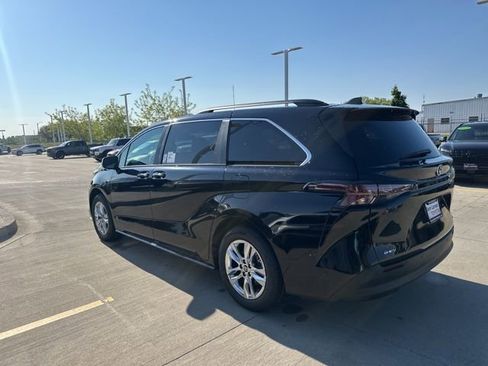 New 2026 Toyota Sienna XLE FWD image 4