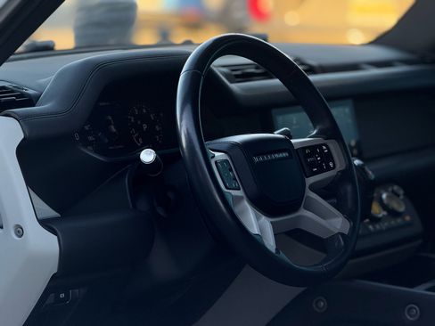 Used 2020 Land Rover Defender 110 First Edition image 9