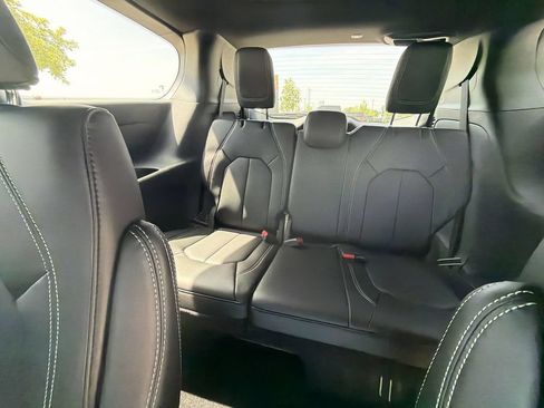 New 2026 Chrysler Pacifica Select FWD image 27