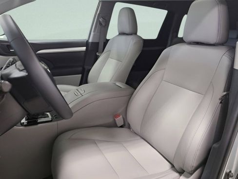 Used 2019 Toyota Highlander XLE AWD/4WD image 24