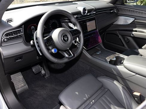 New 2025 Maserati Grecale GT image 2