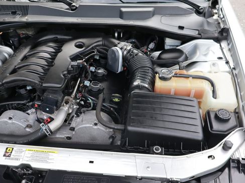 Used 2010 Chrysler 300 Touring image 37