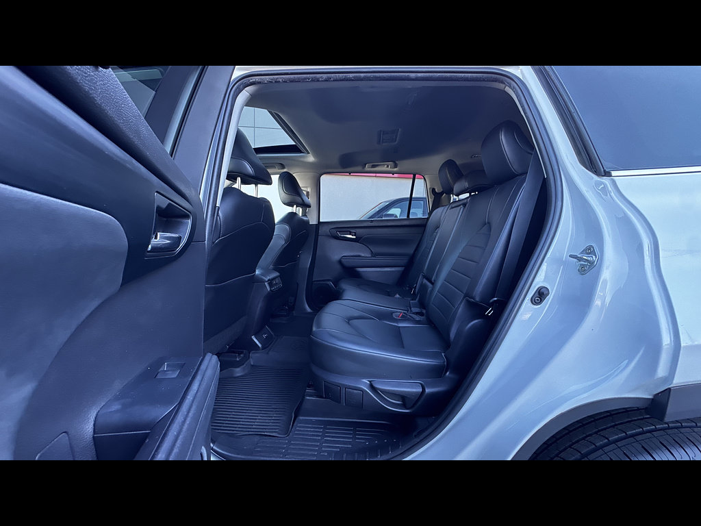 Used 2022 Toyota Highlander XLE AWD/4WD image 17