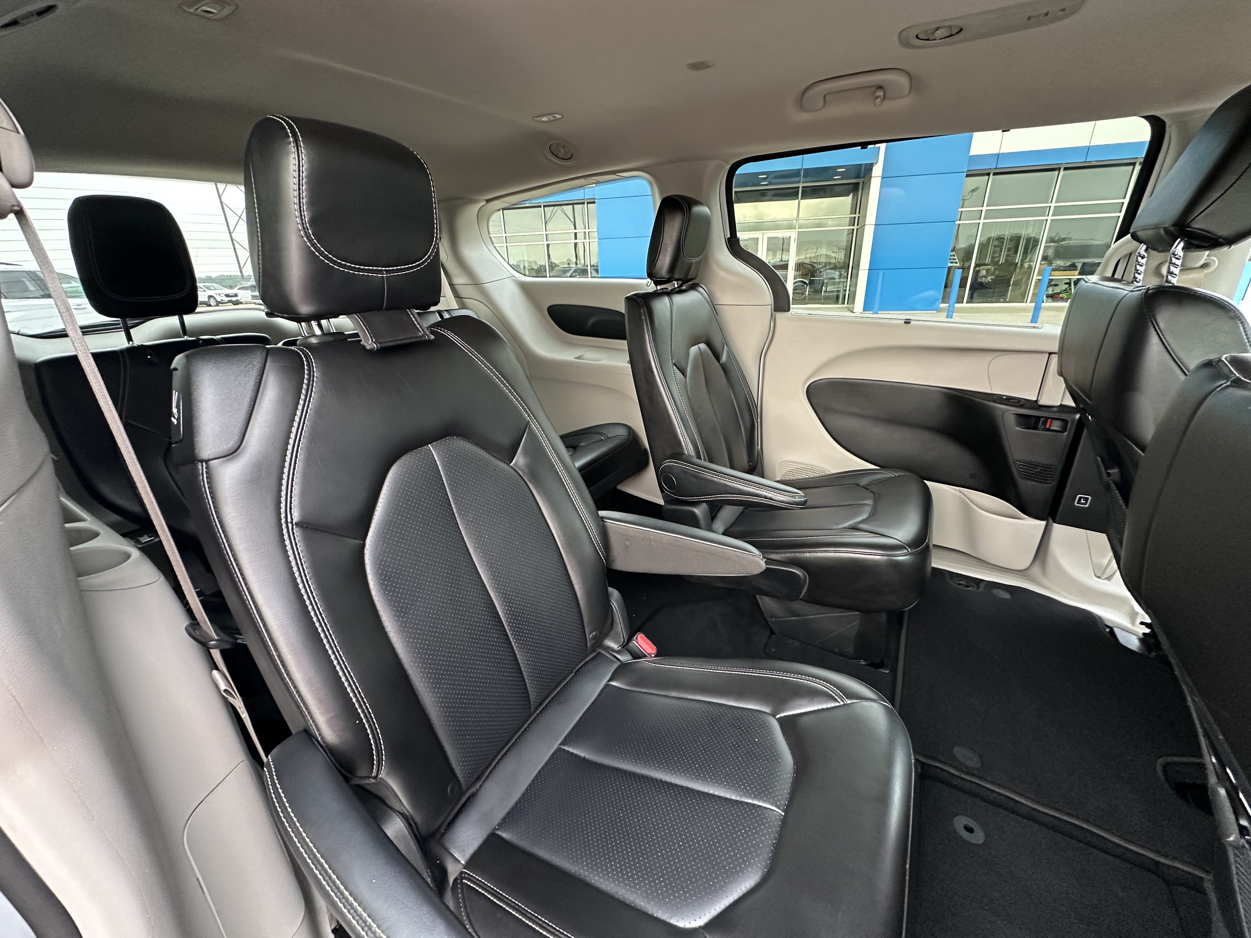 Used 2023 Chrysler Pacifica Touring-L FWD image 33