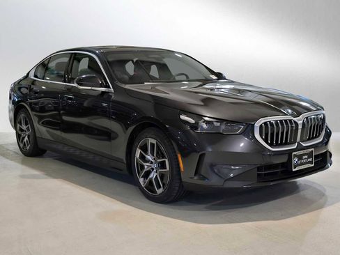 Used 2025 BMW i5 xDrive40 w/ Premium Package image 3