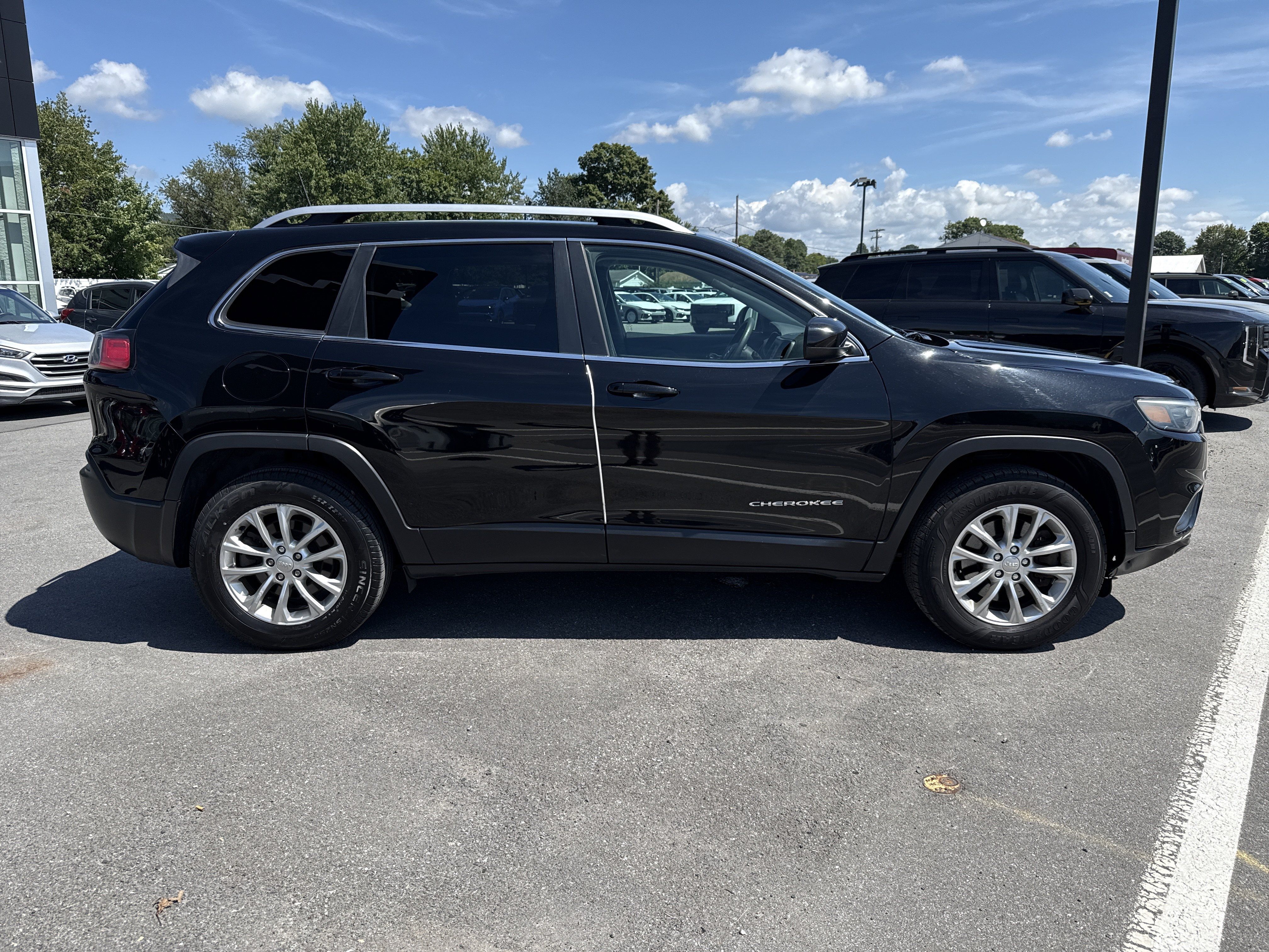 Used 2019 Jeep Cherokee Latitude w/ Popular Appearance Group AWD/4WD image 2