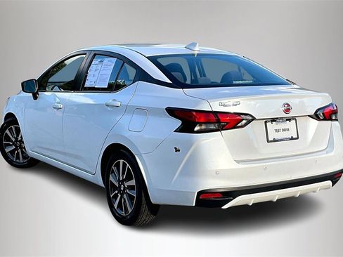 Used 2022 Nissan Versa SV image 5