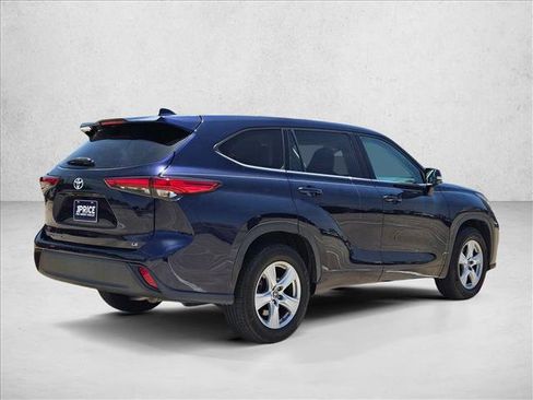 Used 2021 Toyota Highlander LE FWD image 5