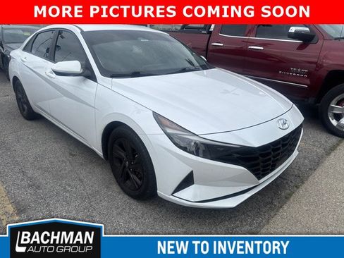 Used 2022 Hyundai Elantra SEL w/ Convenience Package FWD image 2