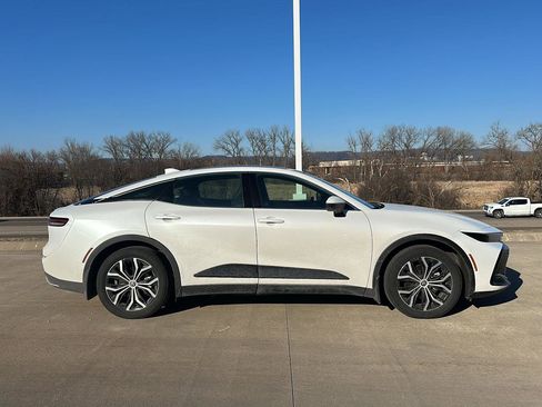 Used 2023 Toyota Crown Limited image 3