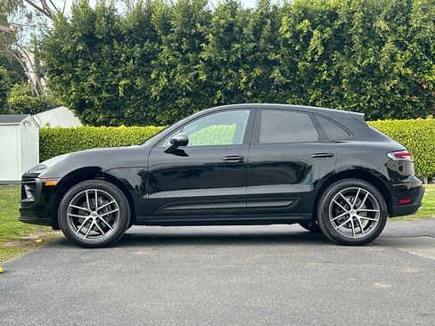 Certified 2025 Porsche Macan AWD/4WD image 2