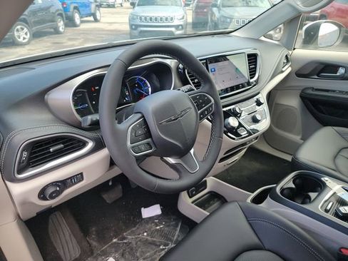 New 2023 Chrysler Pacifica Touring-L image 38