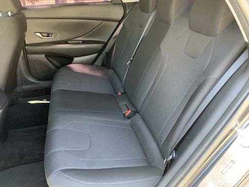 Used 2021 Hyundai Elantra SE image 25