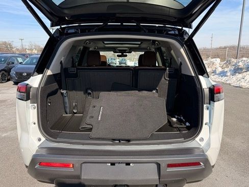 New 2026 Nissan Pathfinder Platinum image 18