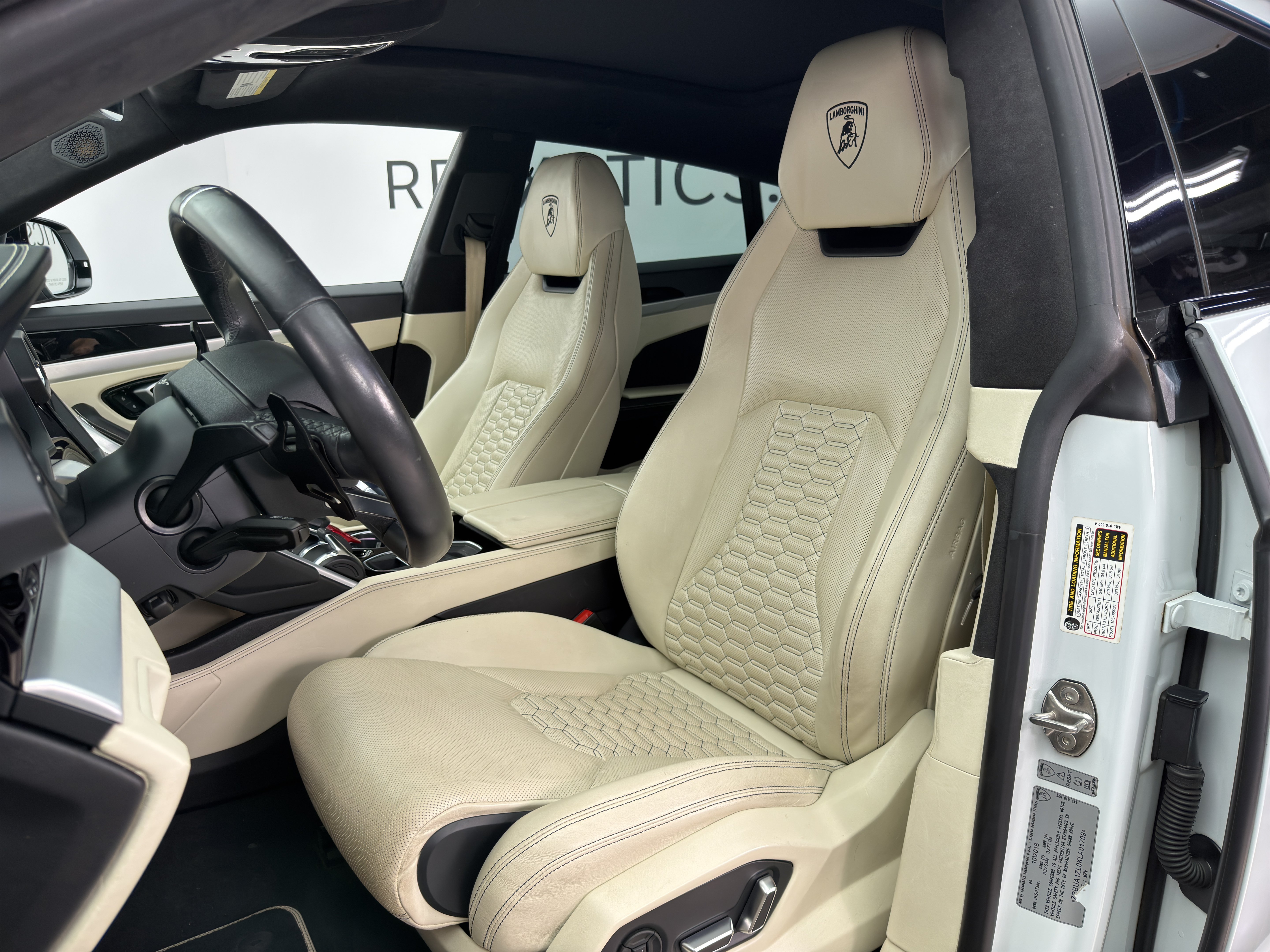 Used 2019 Lamborghini Urus AWD/4WD image 29