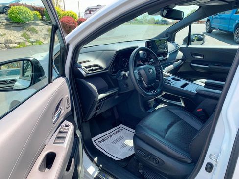 Used 2023 Toyota Sienna XSE AWD/4WD image 4