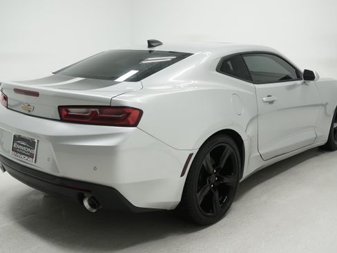 Used 2016 Chevrolet Camaro LT RWD image 4