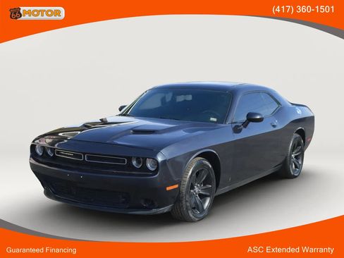 Used 2019 Dodge Challenger SXT image 1