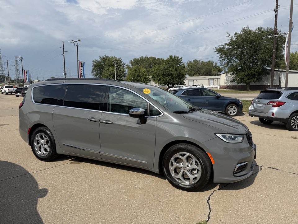 Used 2023 Chrysler Pacifica Limited FWD image 4