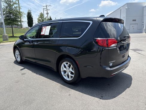Used 2017 Chrysler Pacifica Touring Plus w/ Tire & Wheel Group FWD image 7