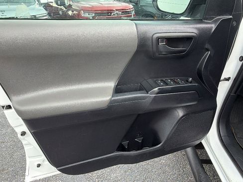 Used 2020 Toyota Tacoma SR AWD/4WD image 11