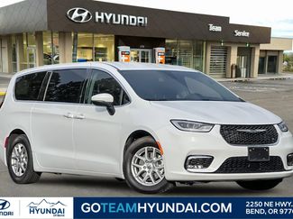 Used 2023 Chrysler Pacifica Touring-L video 1