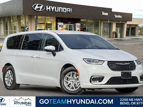 Used 2023 Chrysler Pacifica Touring-L image 1